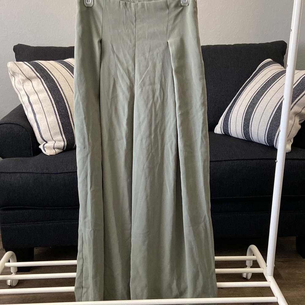 Wide leg pants. Forever 21. Never worn and size small.